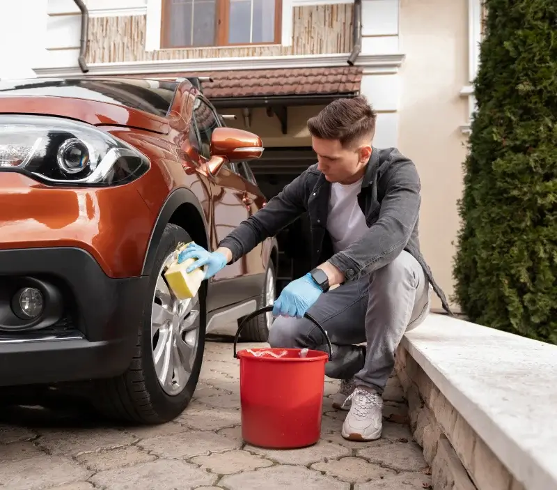 Lavage auto à domicile La Haye-Pesnel : professionnel intervenant sur un véhicule